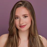 Grace Pitts – In Color Headshot